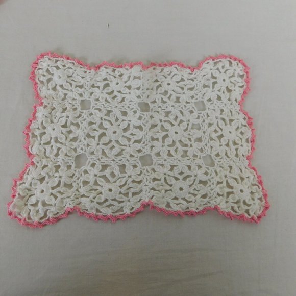 Crocheted Doilies Lot of 4 White Rectangles Pink Border Vtg Cottage Shabby Chic - Picture 5 of 10